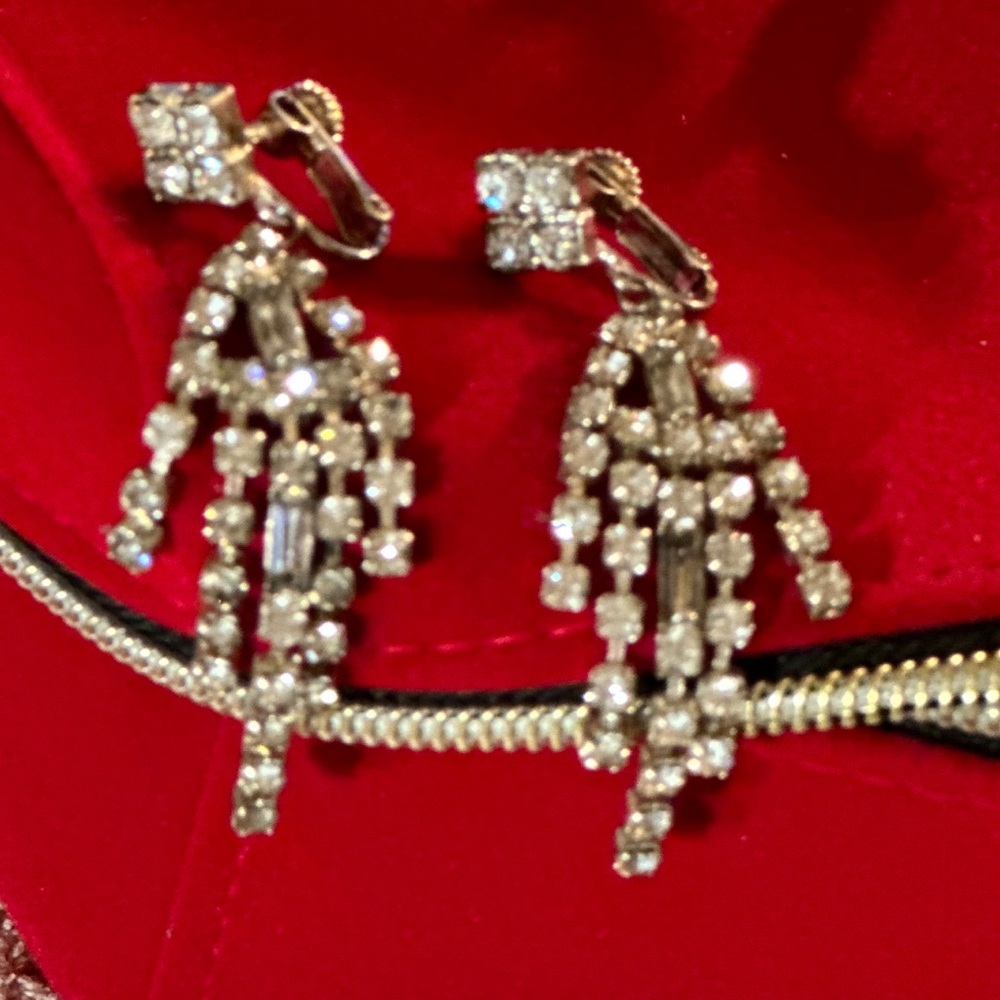 Sparkly glamorous dangle crystal earrings! - Picture 1 of 9